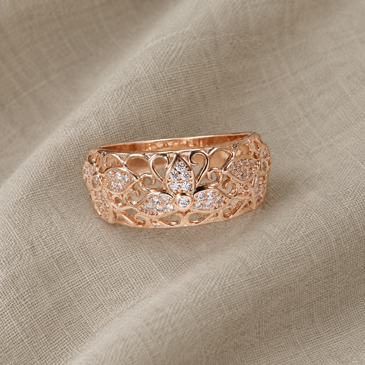 Anello con fiori in zirconia brillante