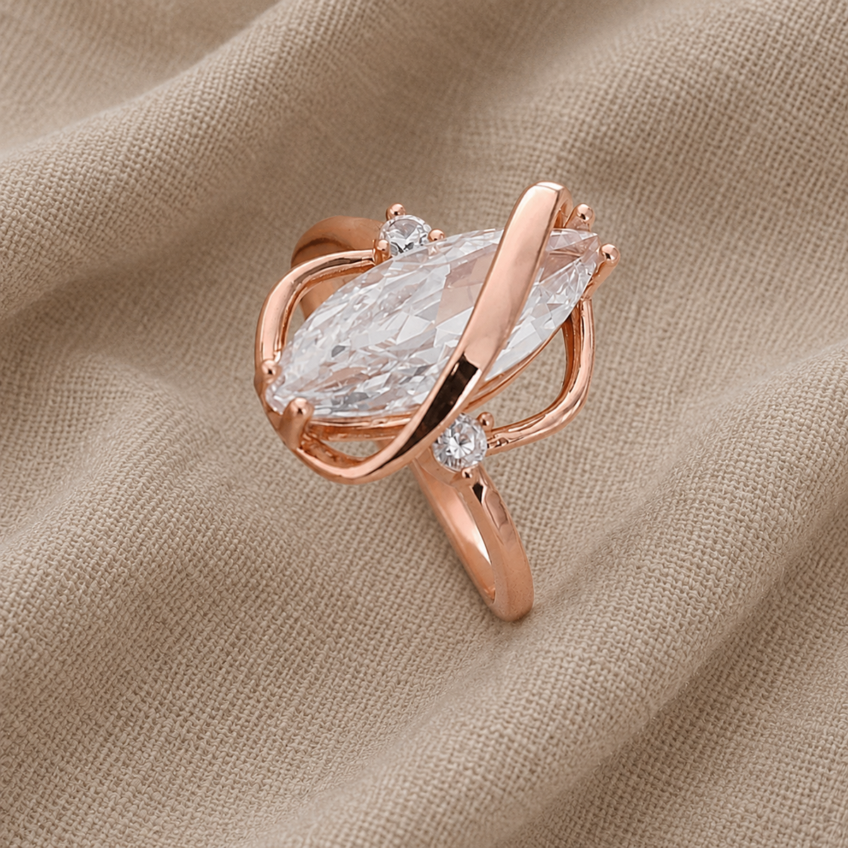 Anello con cristallo taglio marquise