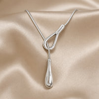 Collana vintage in oro bianco con ciondolo a goccia