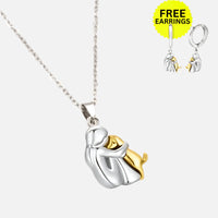 Collana con Pendente Abbraccio e Orecchini in Omaggio – Offerta a Tempo Limitato