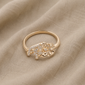 Elegante anello con petali in zirconia