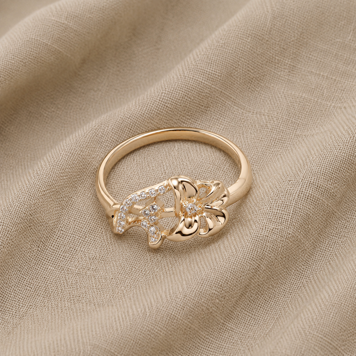 Elegante anello con petali in zirconia