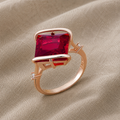 Anello quadrato con zirconia rossa regale
