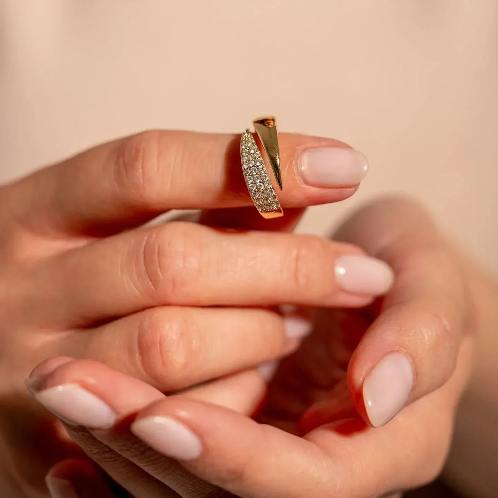 Raffinato Anello in Oro con Gemme Scintillanti