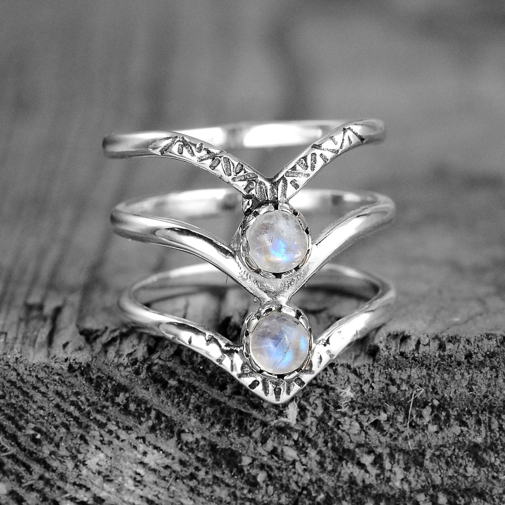 Anello in Argento con Pietra Luna Arcobaleno a Triplo Chevron Bohemien