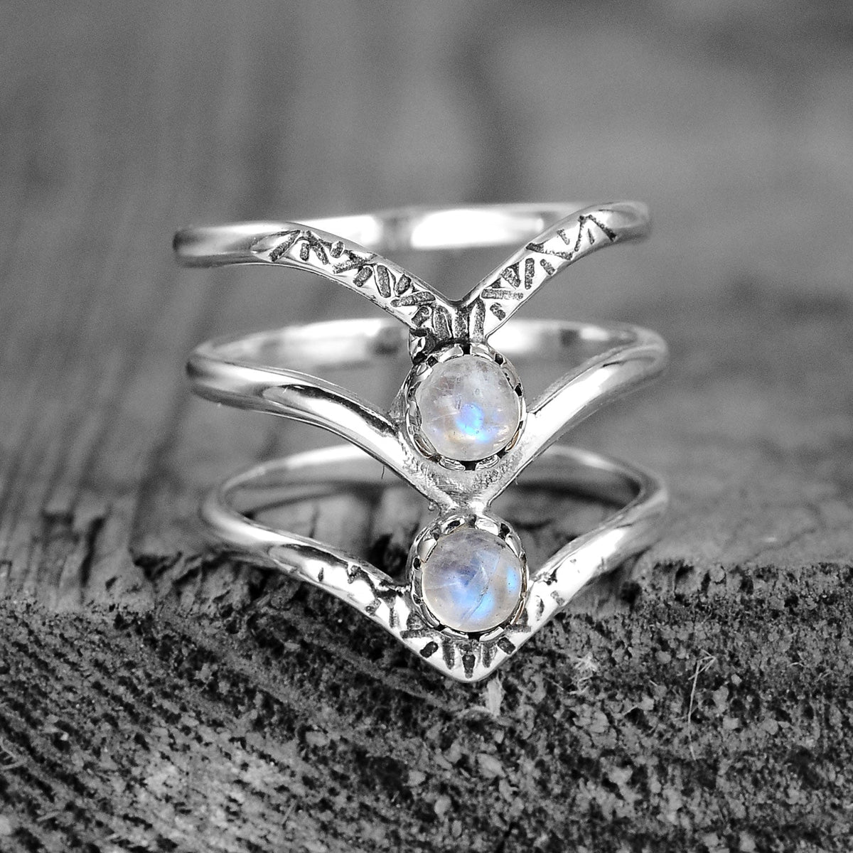 Anello in Argento con Pietra Luna Arcobaleno a Triplo Chevron Bohemien