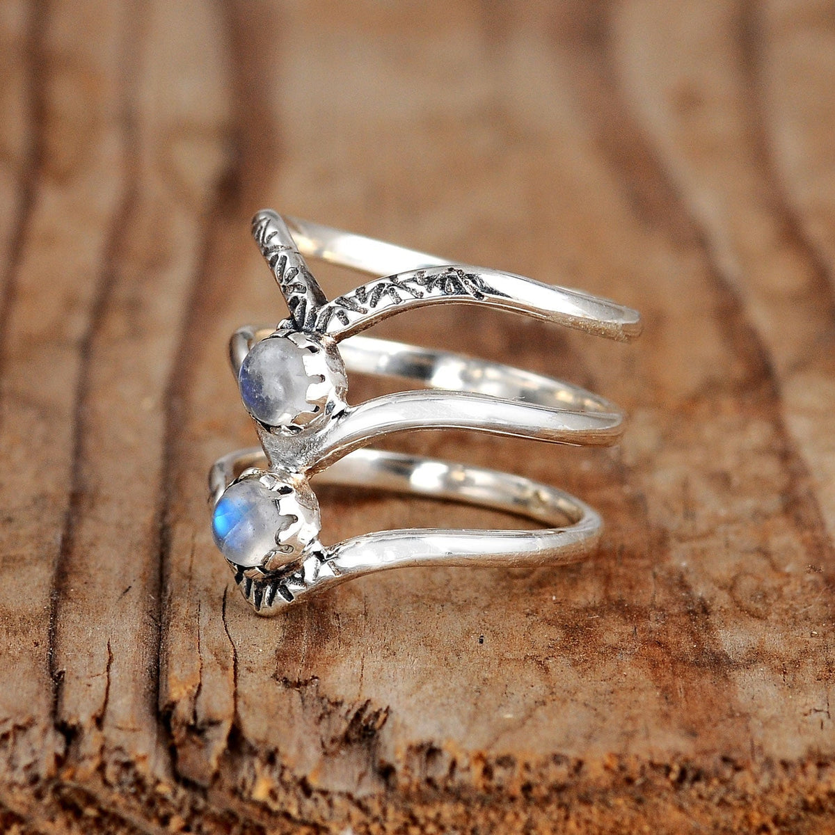 Anello in Argento con Pietra Luna Arcobaleno a Triplo Chevron Bohemien