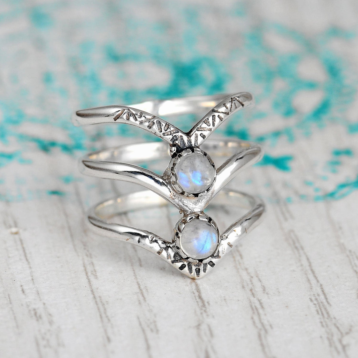 Anello in Argento con Pietra Luna Arcobaleno a Triplo Chevron Bohemien