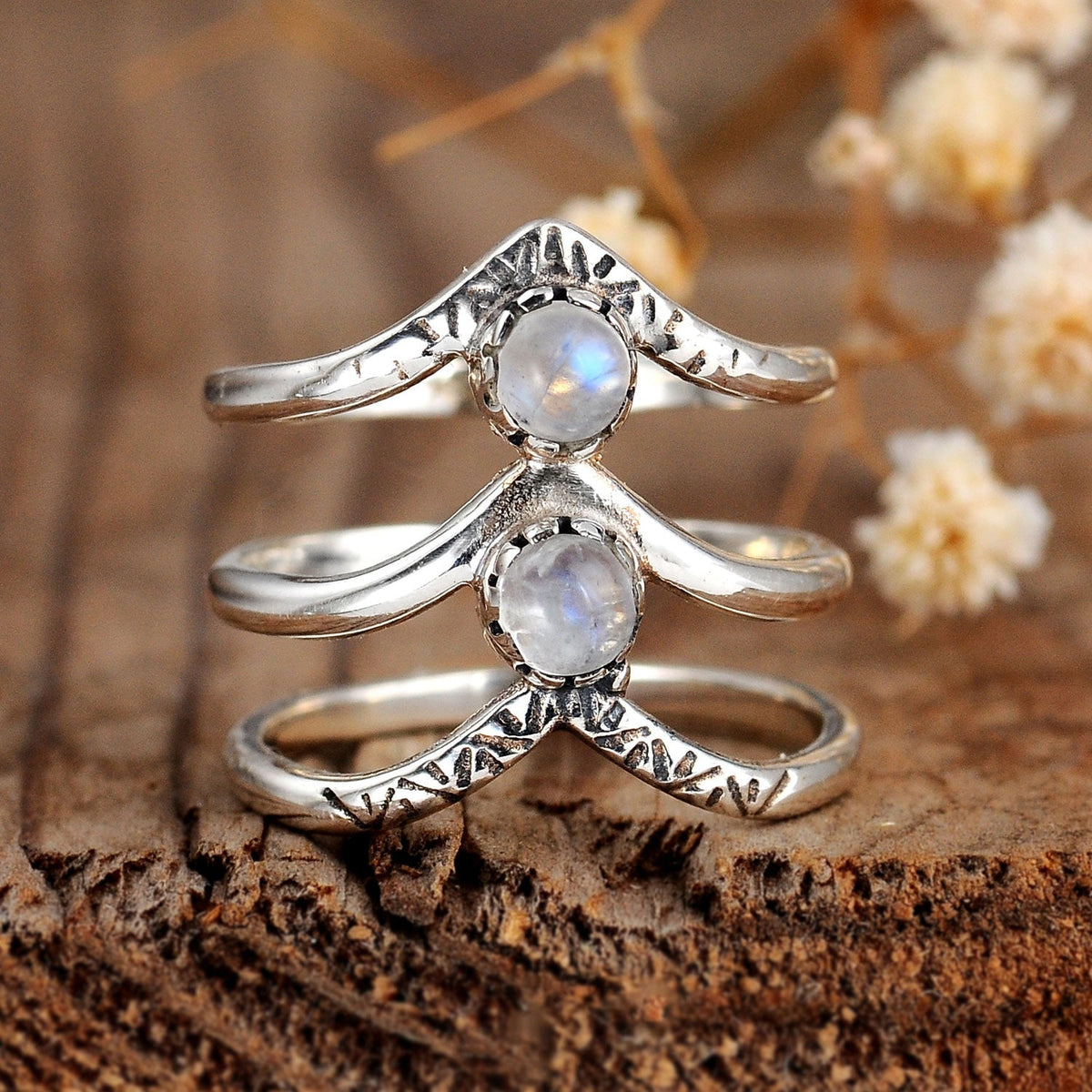 Anello in Argento con Pietra Luna Arcobaleno a Triplo Chevron Bohemien