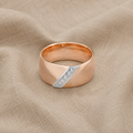 Elegante Anello Liscio con Zirconia Multipla