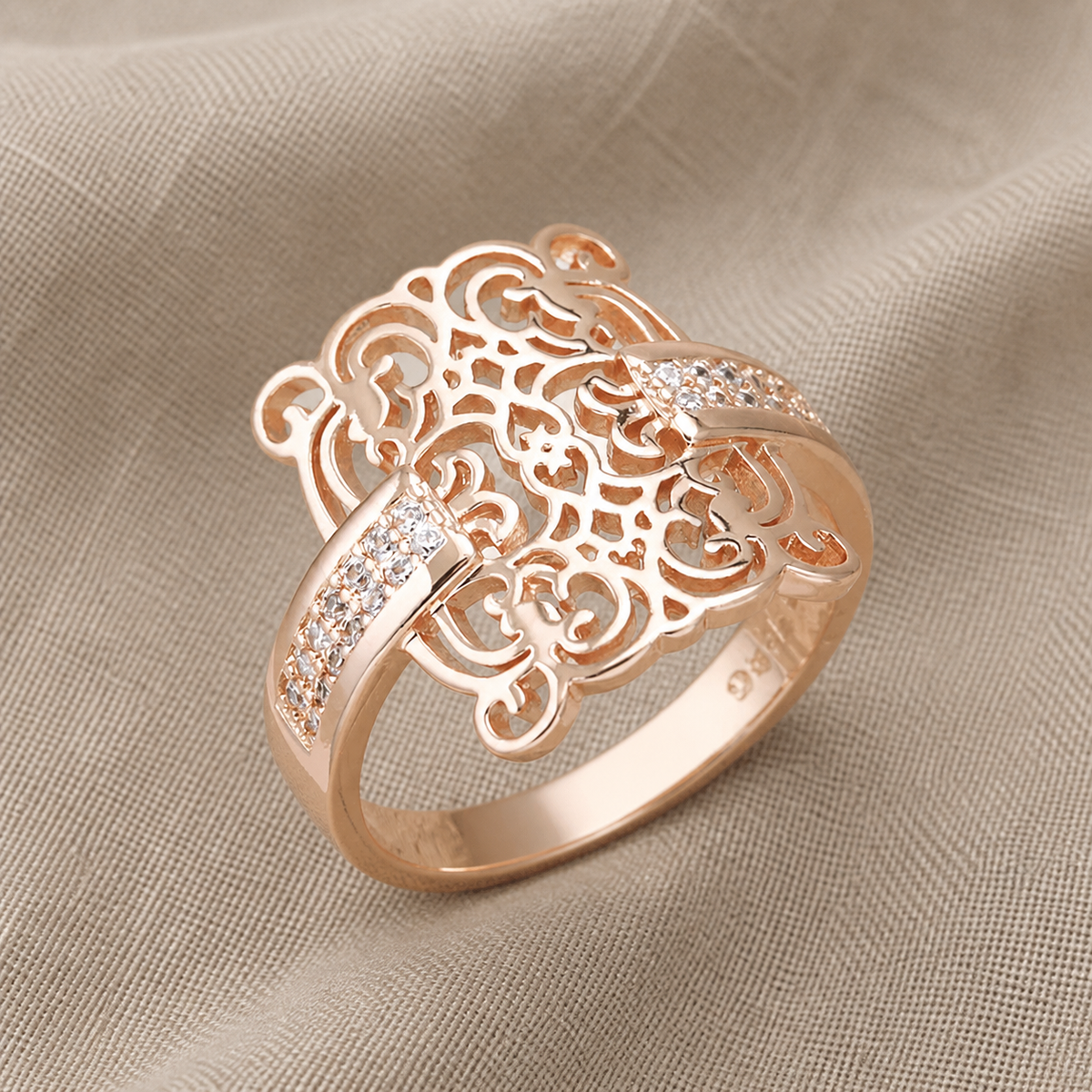Elegante anello quadrato con dettagli in filigrana